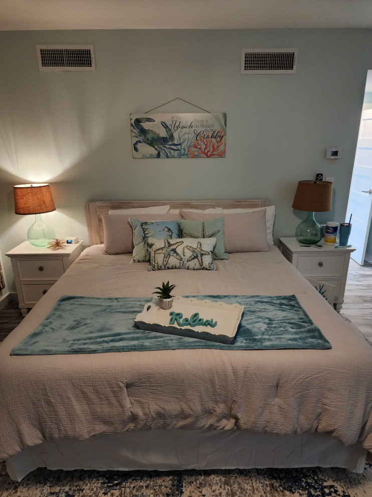 Inspiration för ett mellanstort maritimt gästrum, med blå väggar, klinkergolv i porslin och grått golv