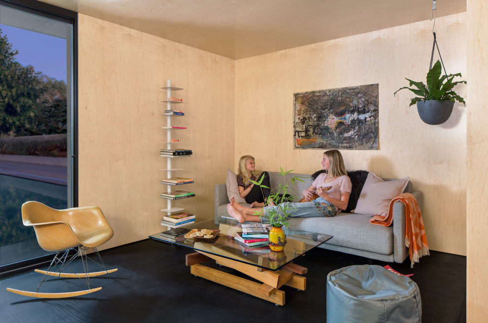 На фото: маленькая гостиная комната в стиле модернизм для на участке и в саду