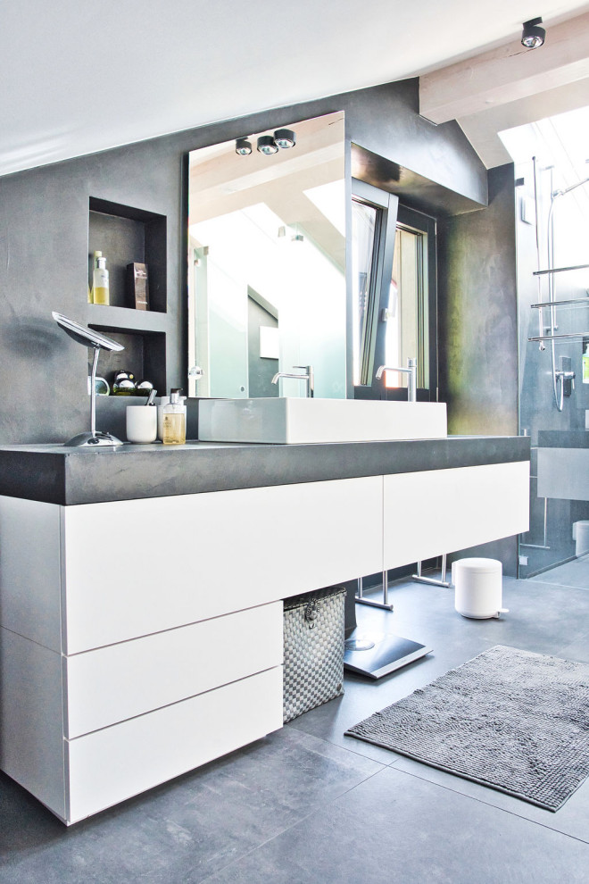 Idee per una stanza da bagno minimalista con ante lisce e mobile bagno sospeso