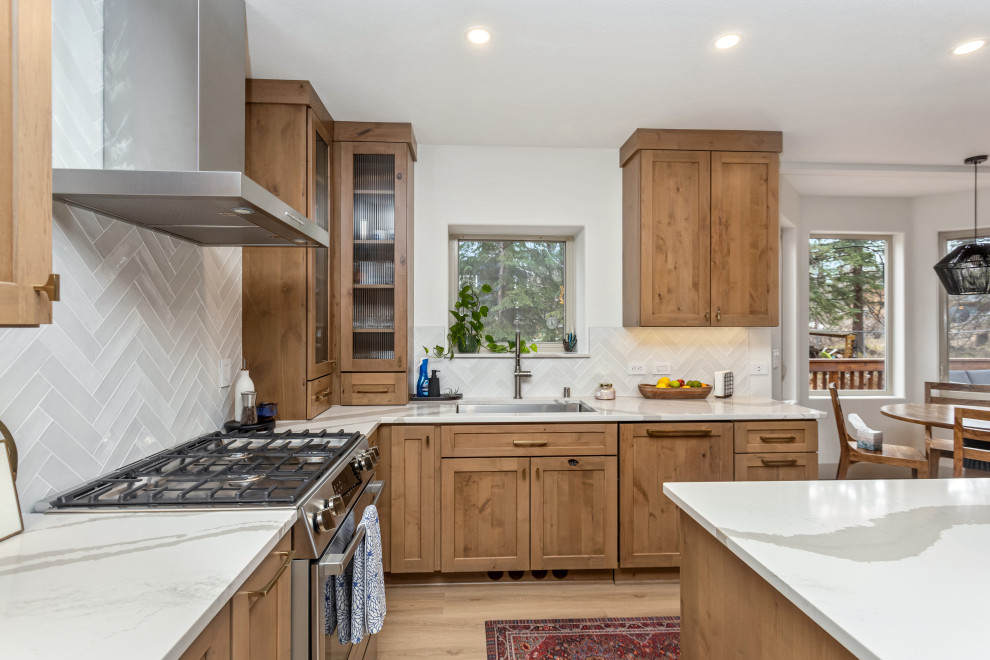 Example of a mid-sized transitional kitchen design