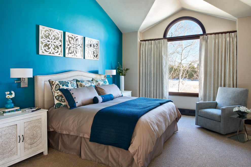 Diseño de dormitorio principal y abovedado contemporáneo grande con paredes azules, moqueta, todas las chimeneas y piedra de revestimiento