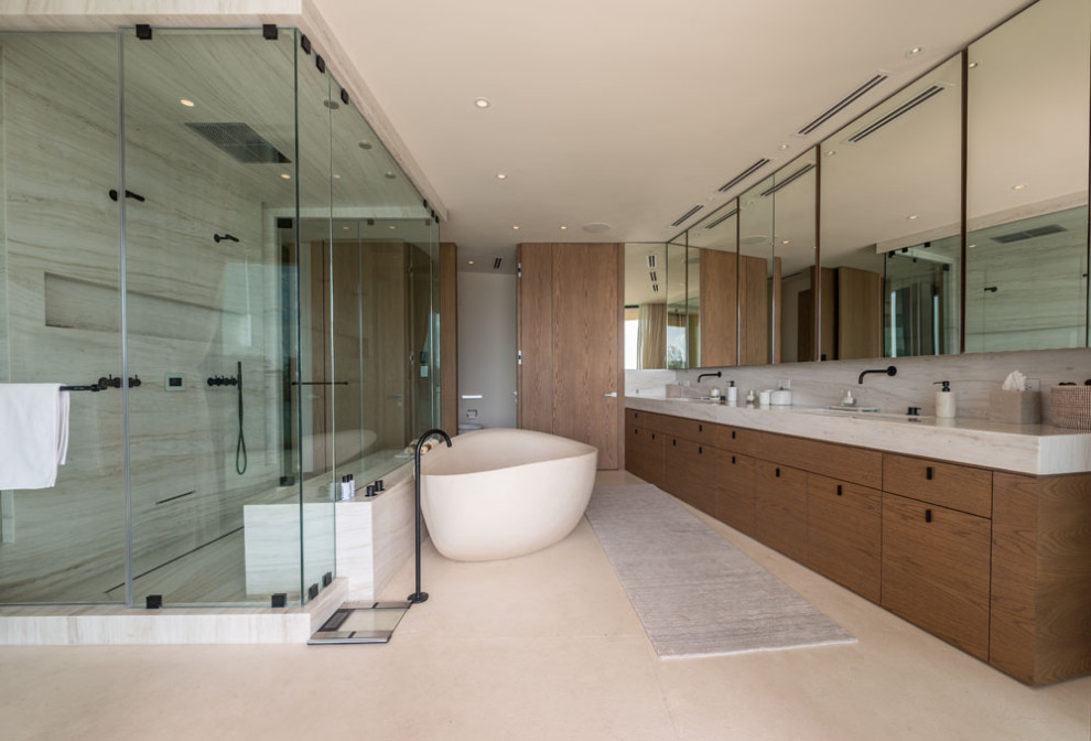 Photo of a modern bathroom in Miami.