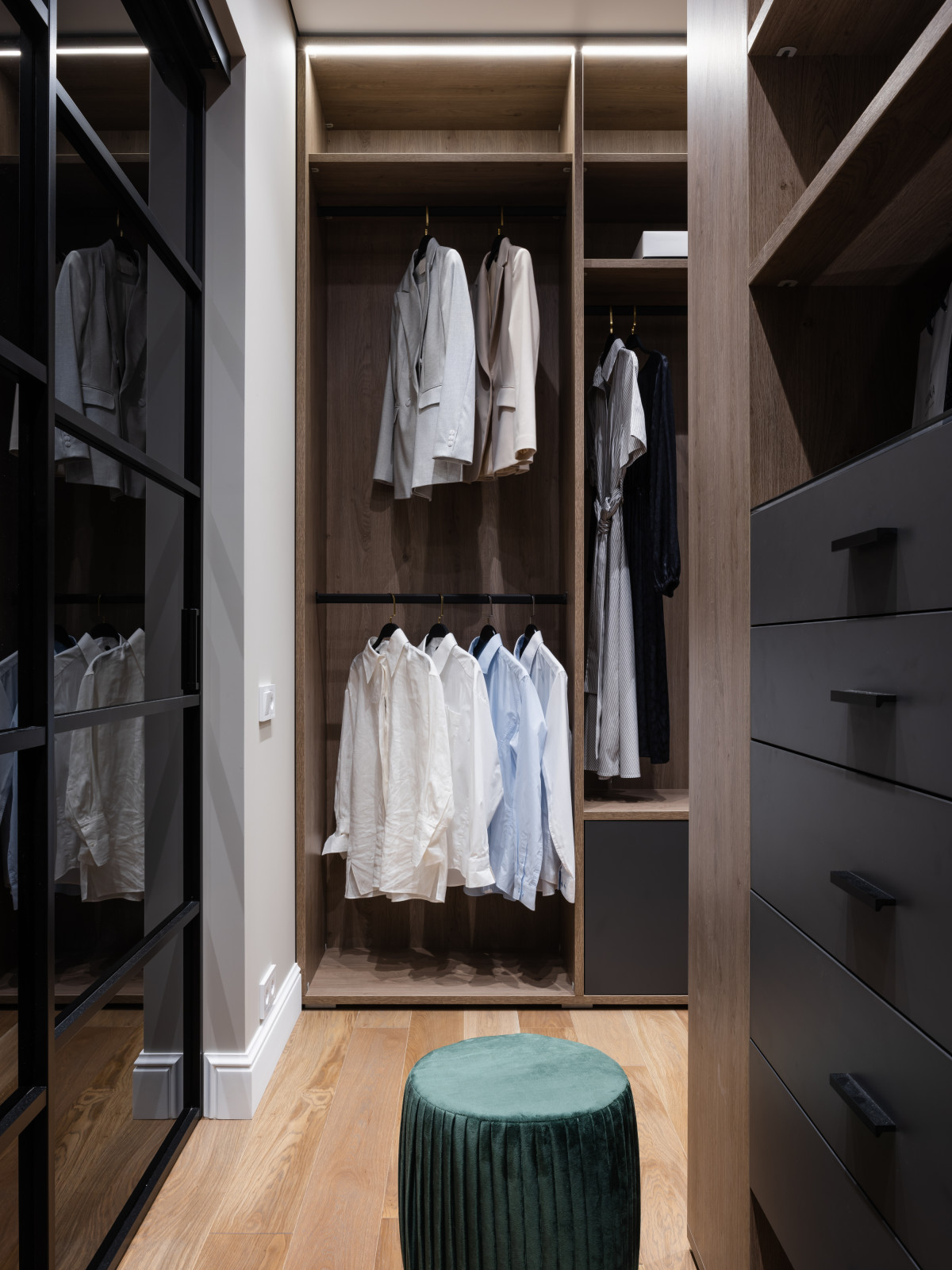 Реализация квартиры в стиле современная классика для семейной пары с ребенком