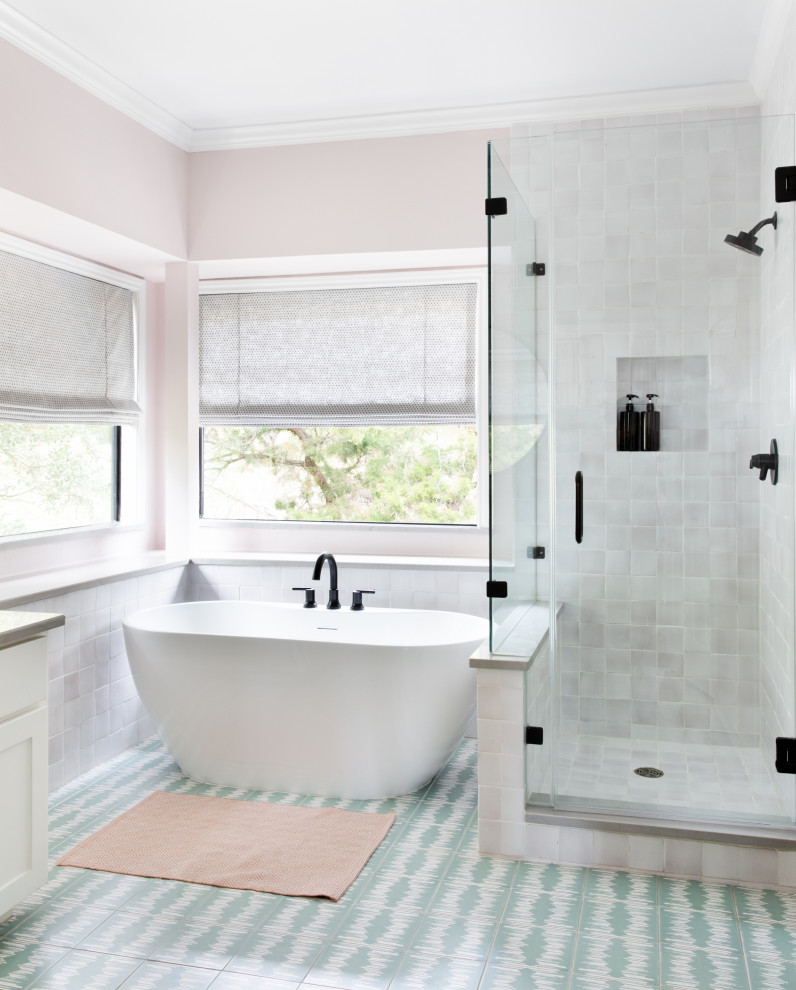 Bild på ett mellanstort funkis grå grått en-suite badrum, med skåp i shakerstil, vita skåp, ett undermonterad handfat och granitbänkskiva