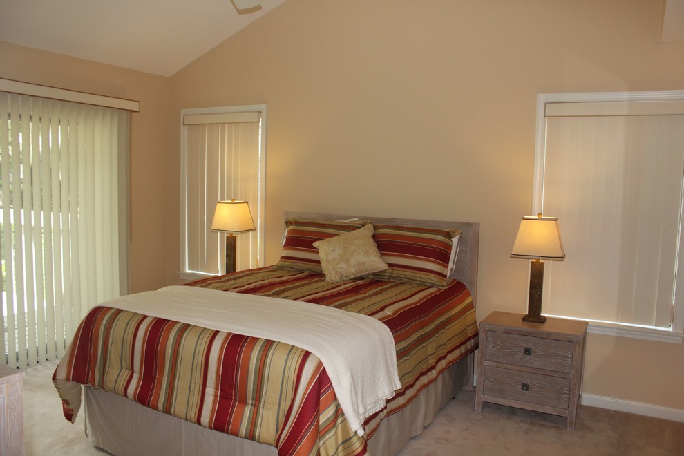 Design ideas for a mid-sized traditional guest bedroom in Atlanta with beige walls, carpet, no fireplace and beige floor.