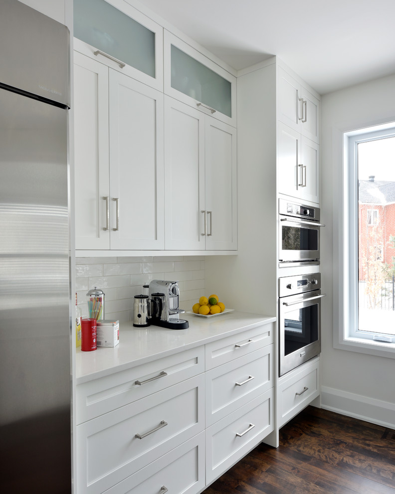 Kitchen - transitional kitchen idea in Toronto