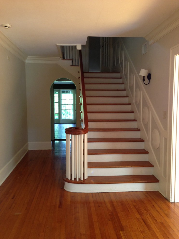 Design ideas for a traditional staircase in Tampa.