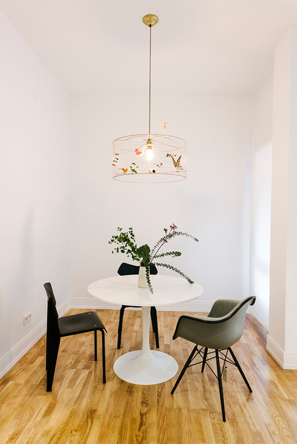 Ejemplo de comedor nórdico pequeño abierto con paredes blancas, suelo de madera en tonos medios y suelo marrón