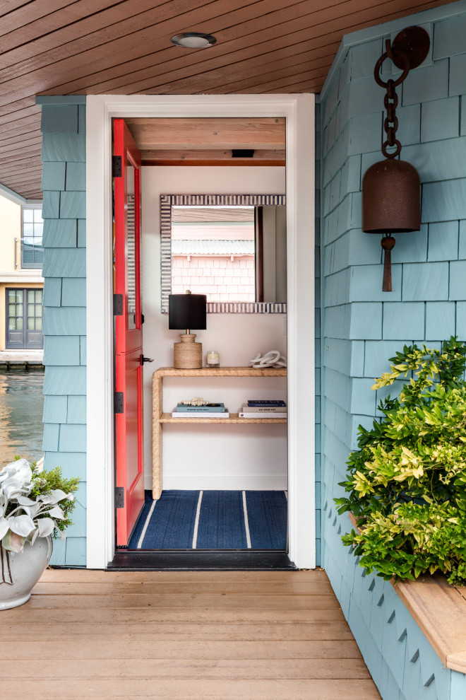 Пример оригинального дизайна: маленький вестибюль в морском стиле с белыми стенами, светлым паркетным полом, голландской входной дверью, красной входной дверью, коричневым полом и деревянным потолком для на участке и в саду