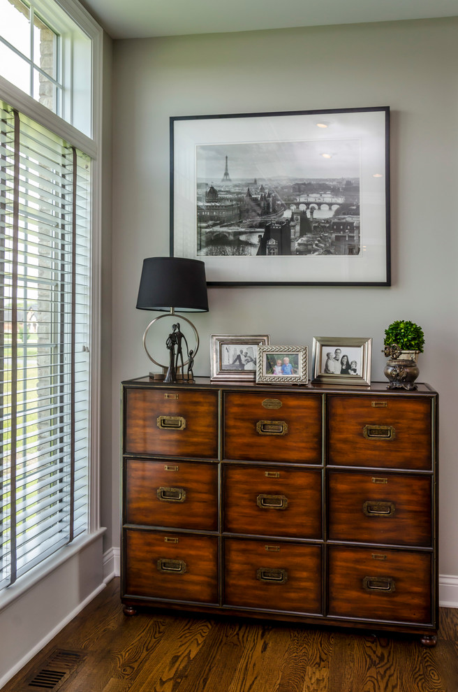 Example of a classic hallway design in Chicago