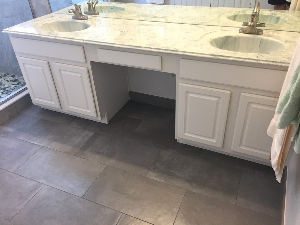 Small traditional 3/4 bathroom in Orlando with raised-panel cabinets, white cabinets, an alcove shower, black and white tile, gray tile, porcelain tile, white walls, porcelain floors, an integrated sink, engineered quartz benchtops, grey floor and a hinged shower door.