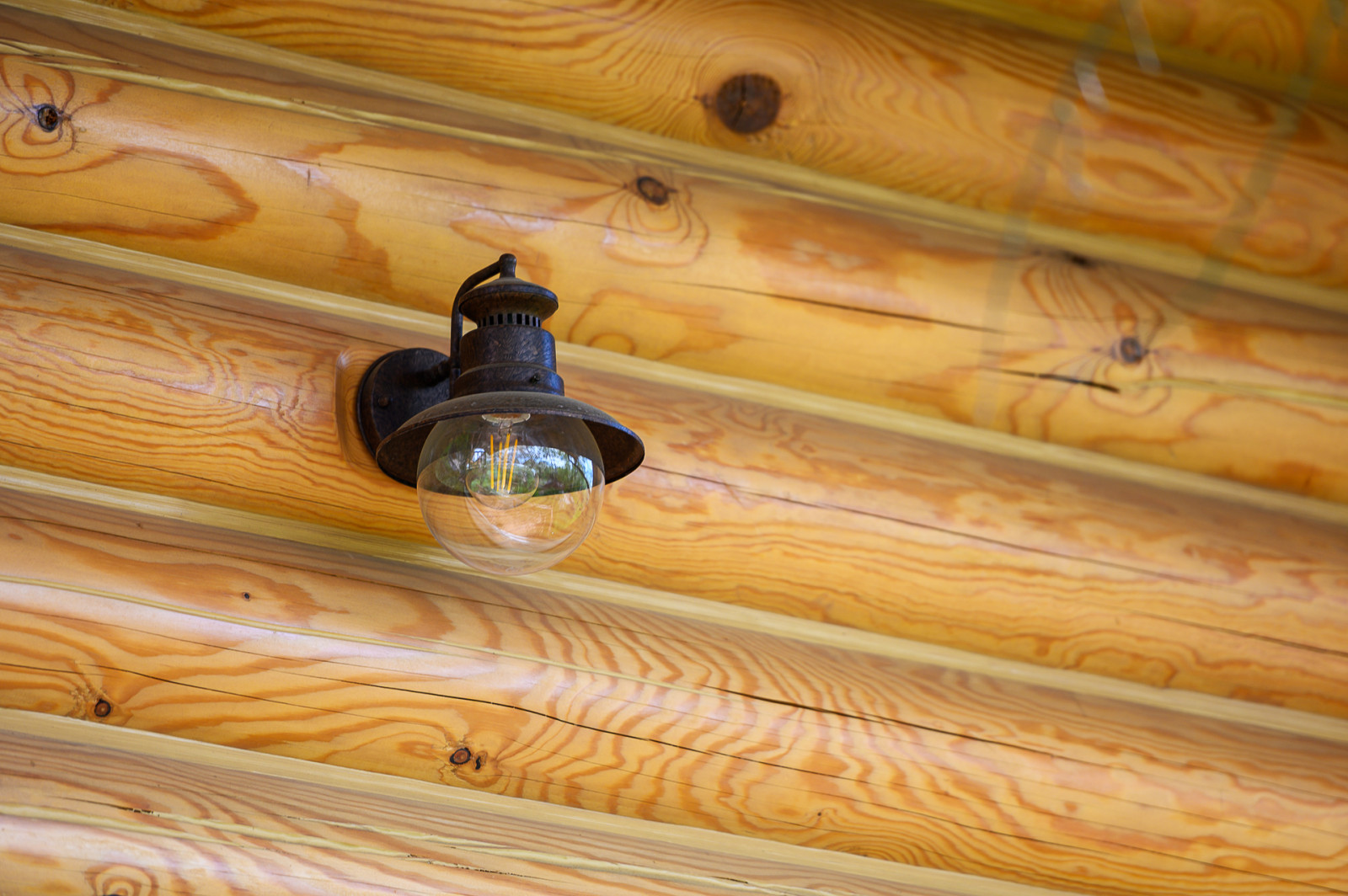 отделка дома из оцилиндрованного бревна