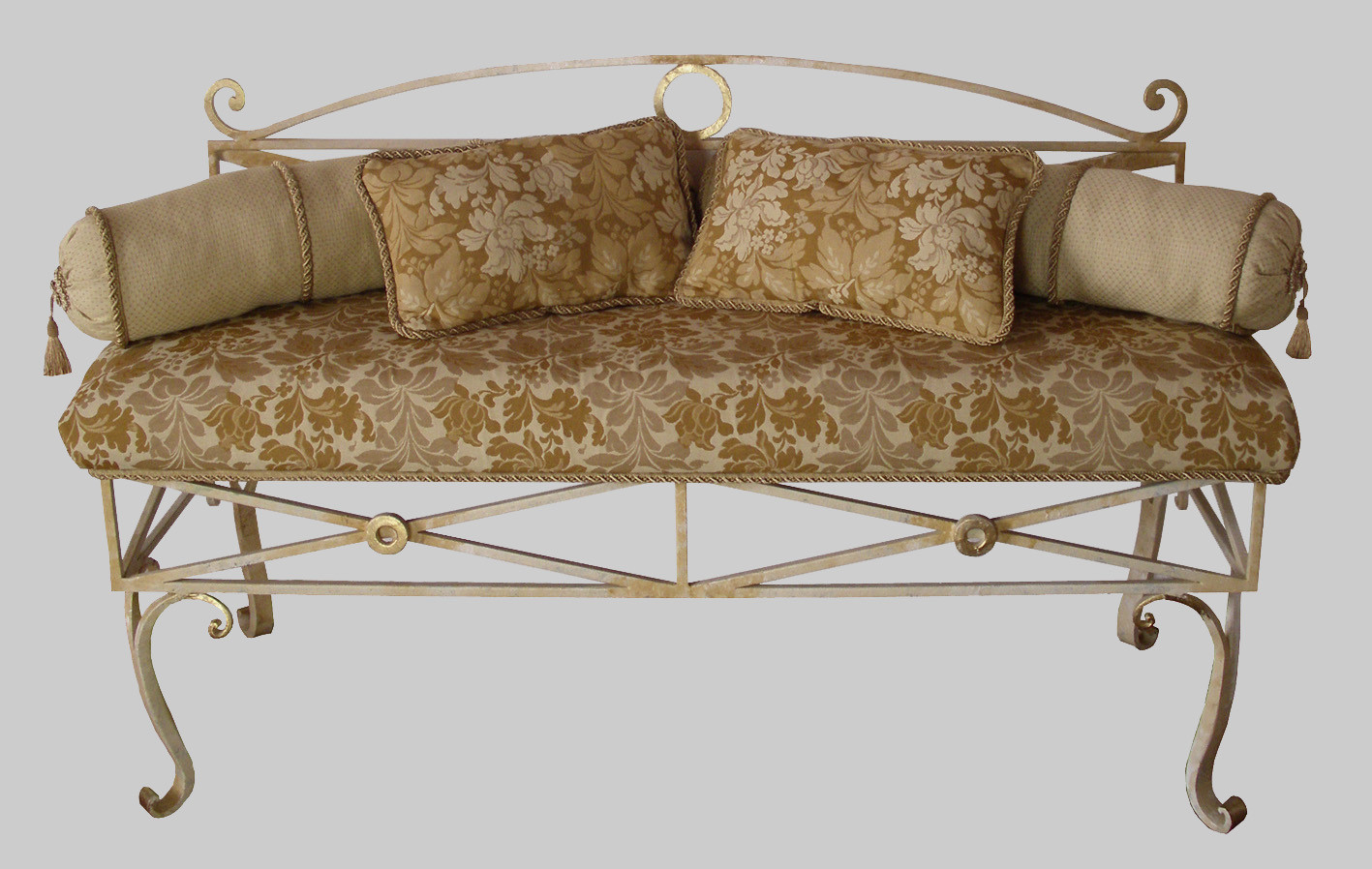 металл в интерьере диван