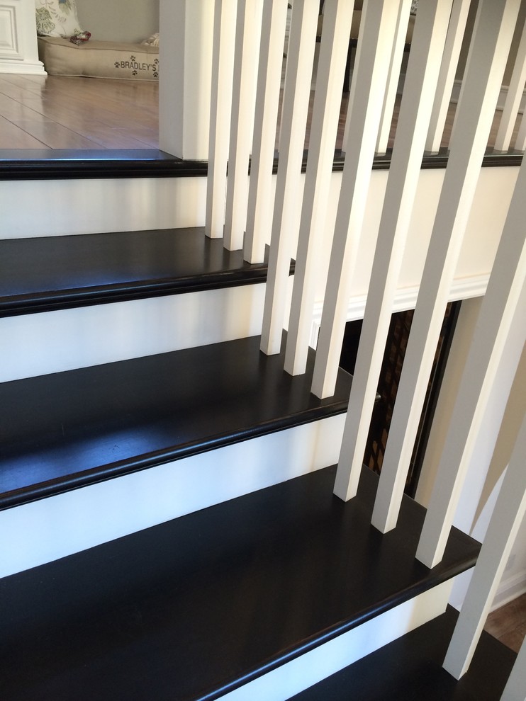 На фото: большая прямая лестница в классическом стиле с крашенными деревянными ступенями и крашенными деревянными подступенками