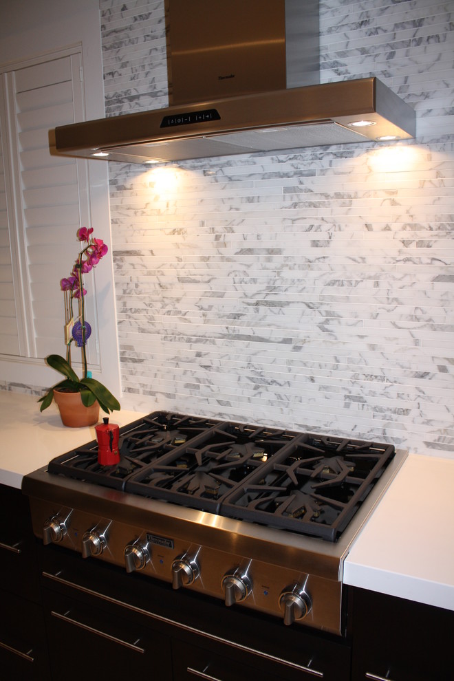Design ideas for a modern kitchen in Miami with quartz benchtops.