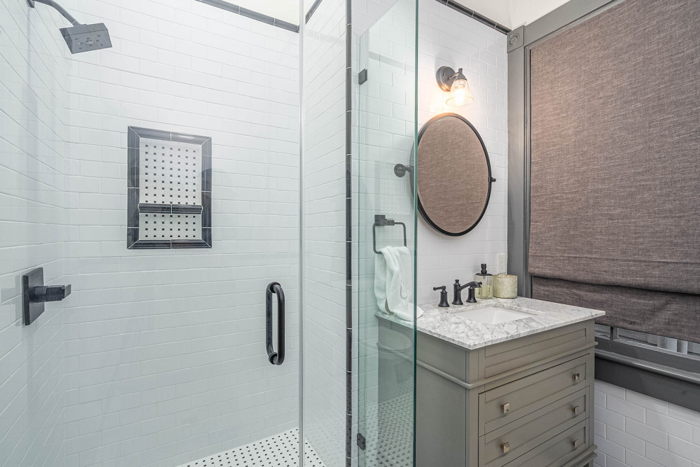 Пример оригинального дизайна: ванная комната среднего размера в стиле неоклассика (современная классика) с фасадами в стиле шейкер, серыми фасадами, раздельным унитазом, белой плиткой, керамической плиткой, белыми стенами, полом из керамической плитки, врезной раковиной, мраморной столешницей, белым полом, белой столешницей, нишей, тумбой под одну раковину и напольной тумбой