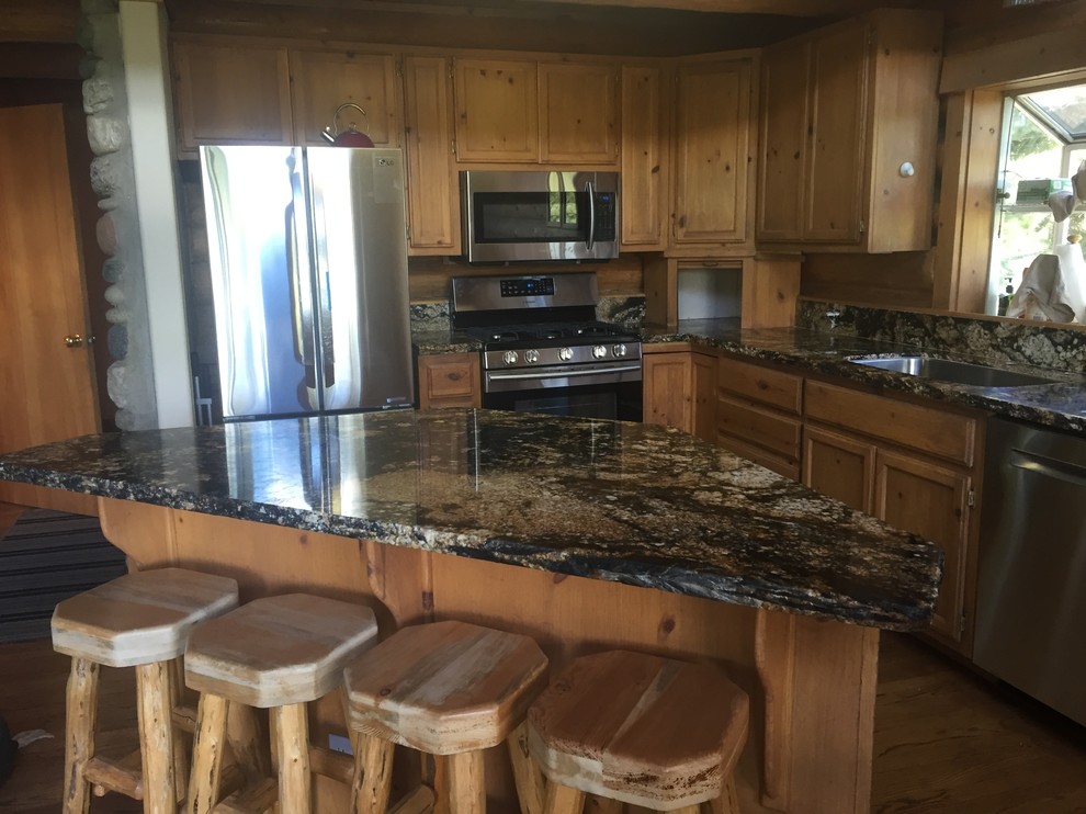 Home design - mid-sized rustic home design idea in Sacramento