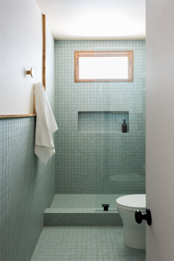 Idee per una piccola stanza da bagno con doccia minimalista con ante verdi, doccia aperta, WC monopezzo, piastrelle blu, piastrelle in ceramica, pavimento con piastrelle in ceramica, lavabo sospeso, pavimento blu, doccia aperta, un lavabo e mobile bagno sospeso