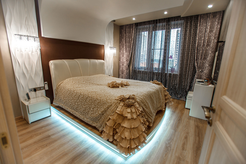 На фото: хозяйская спальня среднего размера в современном стиле с бежевыми стенами, паркетным полом среднего тона и бежевым полом