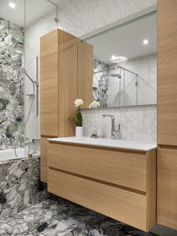 Bild på ett mellanstort funkis vit vitt badrum med dusch, med beige skåp, ett undermonterat badkar, en dusch/badkar-kombination, en bidé, grön kakel, porslinskakel, vita väggar, klinkergolv i porslin, ett undermonterad handfat, bänkskiva i kvarts, grönt golv, dusch med gångjärnsdörr och släta luckor