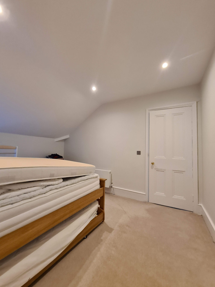 Exempel på ett mellanstort klassiskt sovloft, med vita väggar, heltäckningsmatta och beiget golv