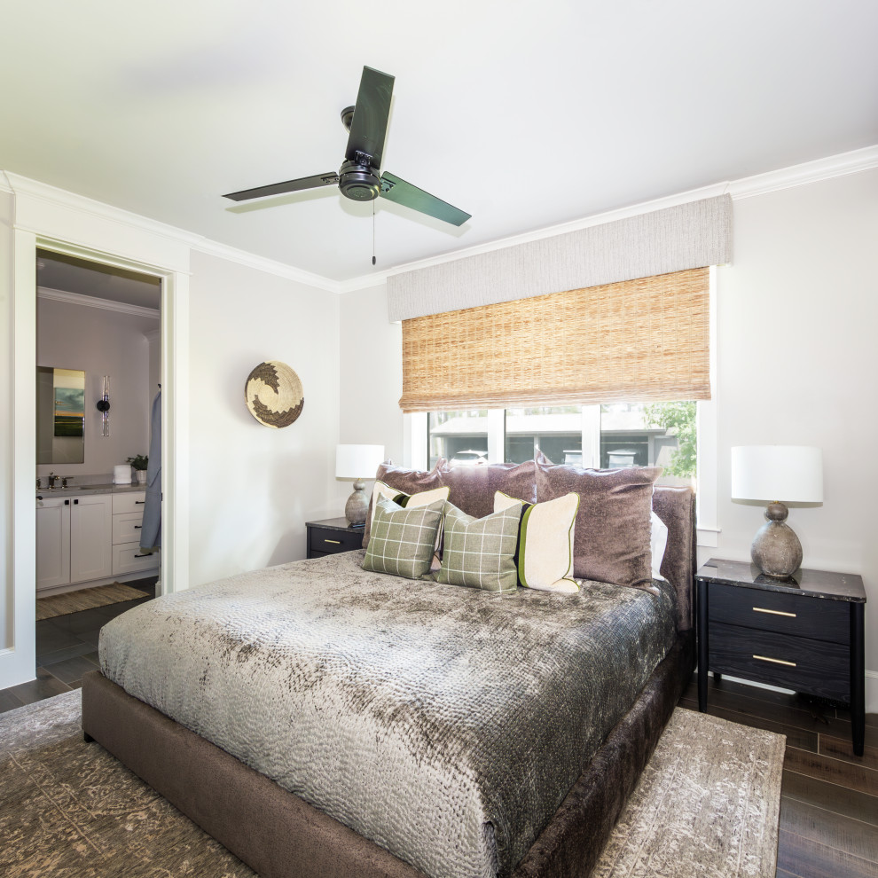 На фото: гостевая спальня среднего размера, (комната для гостей) в стиле неоклассика (современная классика) с бежевыми стенами, коричневым полом и полом из керамогранита