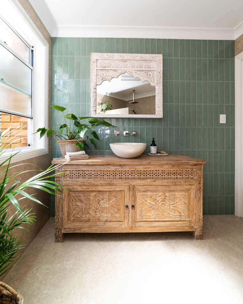 Inredning av ett asiatiskt mellanstort badrum, med möbel-liknande, skåp i ljust trä, en öppen dusch, grön kakel, porslinskakel, beige väggar, klinkergolv i porslin, ett fristående handfat, träbänkskiva, beiget golv och med dusch som är öppen