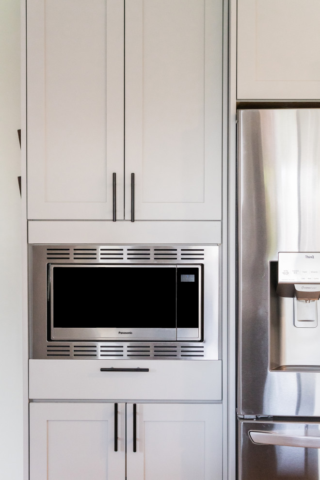 Example of a transitional kitchen design in Toronto