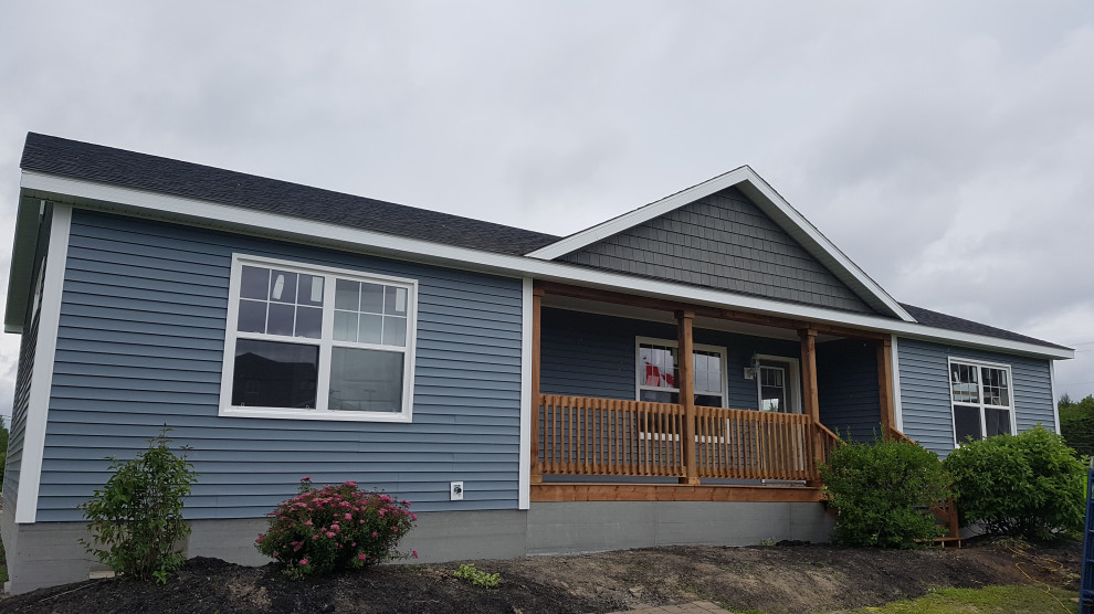 Mid-sized traditional one-storey blue house exterior in Other with vinyl siding, a gable roof, a shingle roof, a grey roof and clapboard siding.