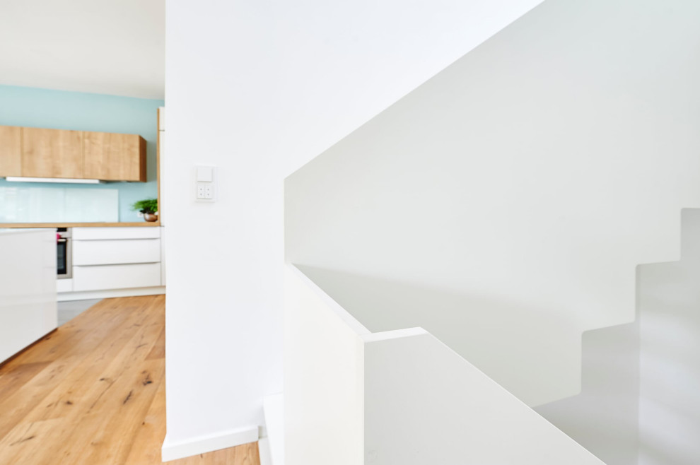 Лестиница с наружной тетивой из HPL-панелей в белом цвете