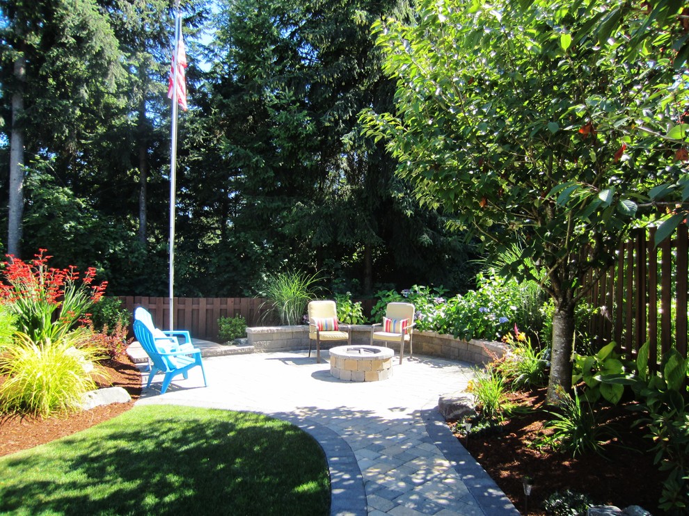 Example of a transitional home design design in Seattle