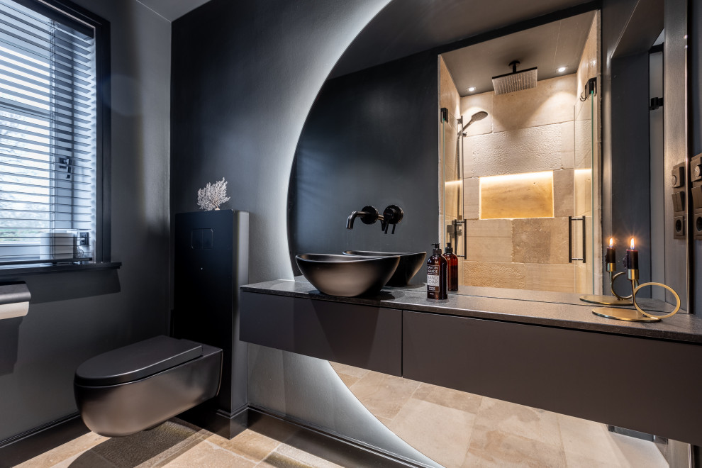Inspiration för små moderna svart badrum, med släta luckor, svarta skåp, en kantlös dusch, en toalettstol med hel cisternkåpa, beige kakel, travertinkakel, svarta väggar, ett fristående handfat, bänkskiva i akrylsten och dusch med gångjärnsdörr