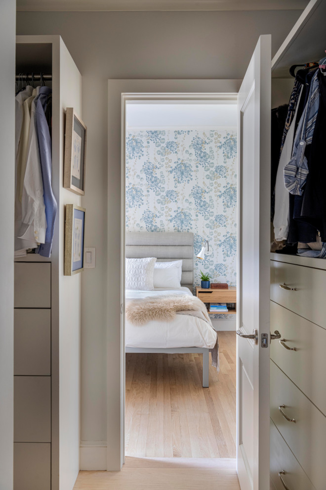 На фото: хозяйская спальня среднего размера в стиле неоклассика (современная классика) с белыми стенами, светлым паркетным полом, коричневым полом и обоями на стенах с