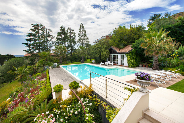 InfinityPool in a Benaco's Garden mediterraneo-piscina