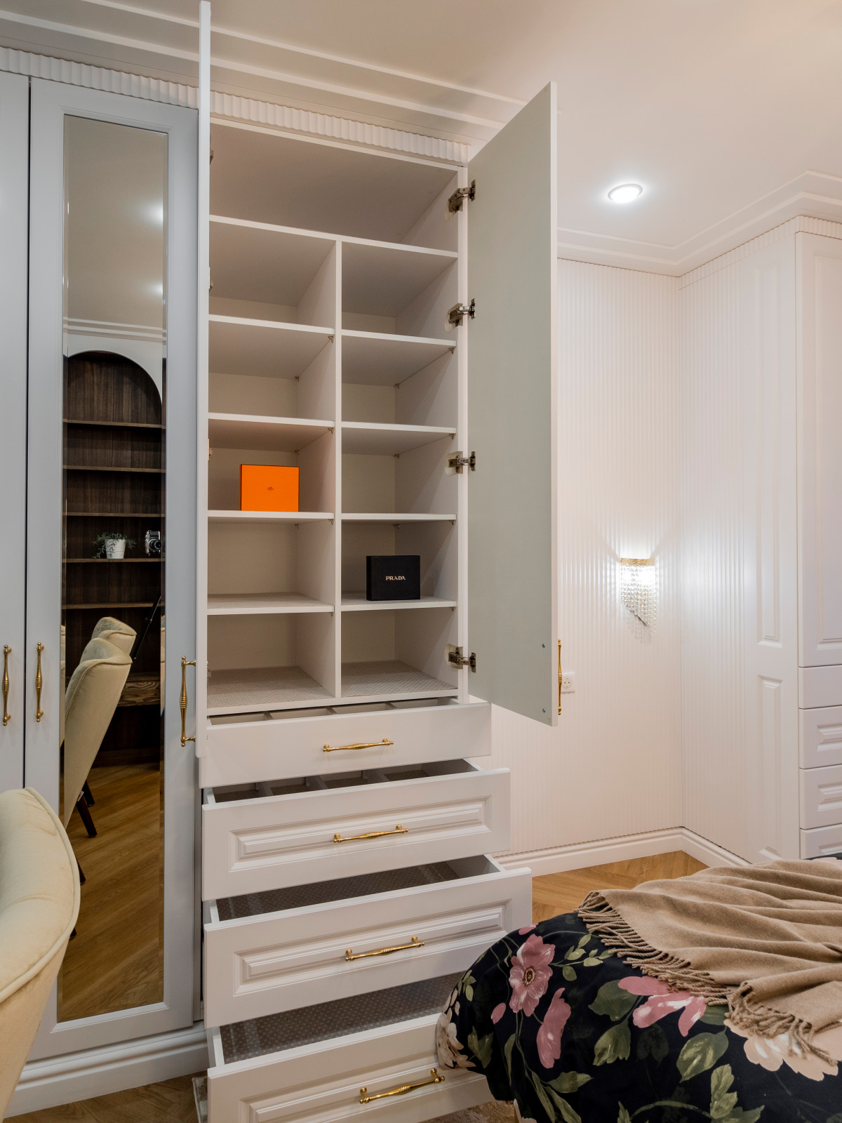 Стильная меблировка спальни