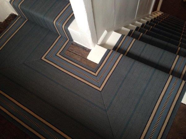 Ковровые покрытия на лестницах.