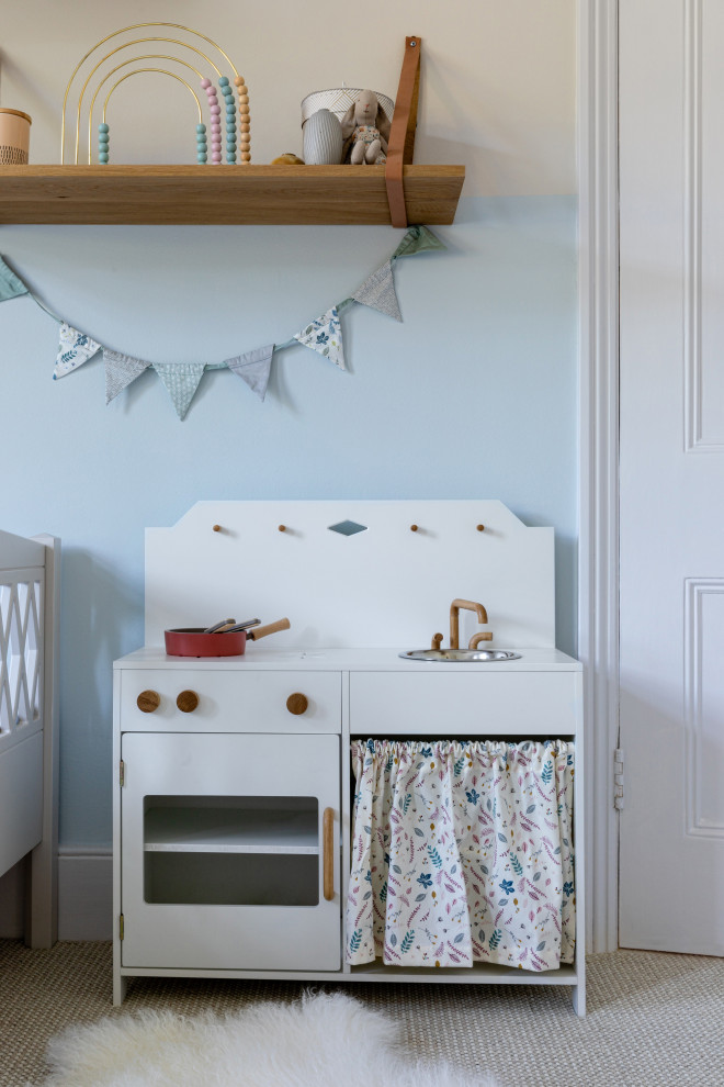 Imagen de dormitorio infantil de 4 a 10 años clásico de tamaño medio con paredes beige, moqueta, suelo beige, casetón y papel pintado