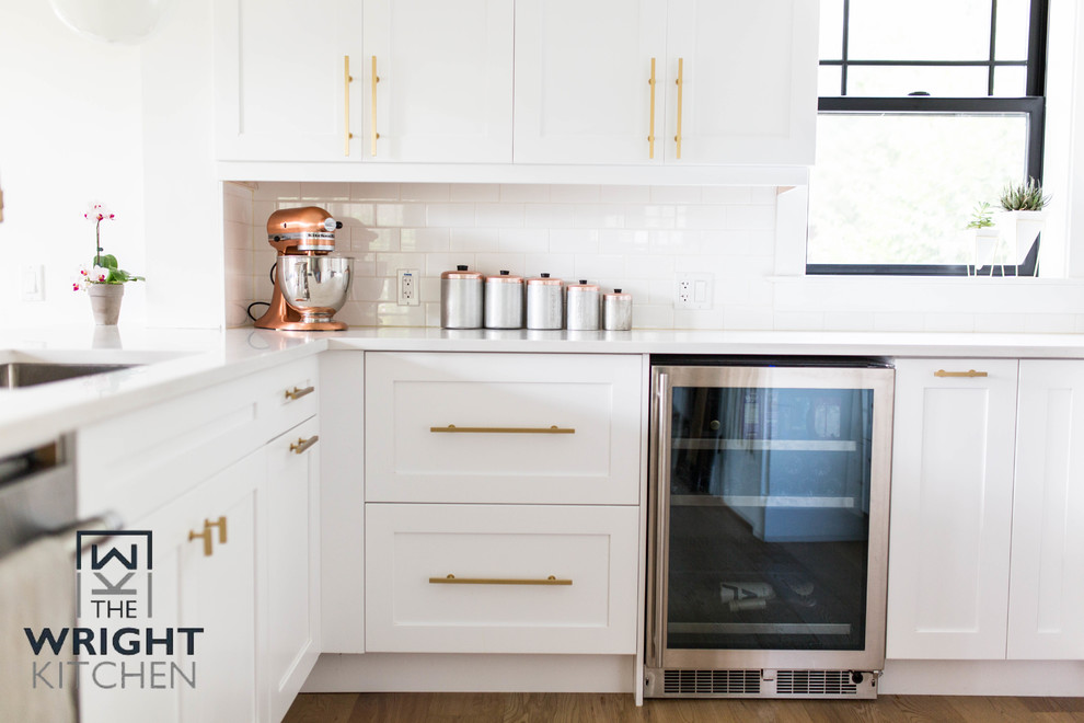 Example of a transitional home design design in Toronto