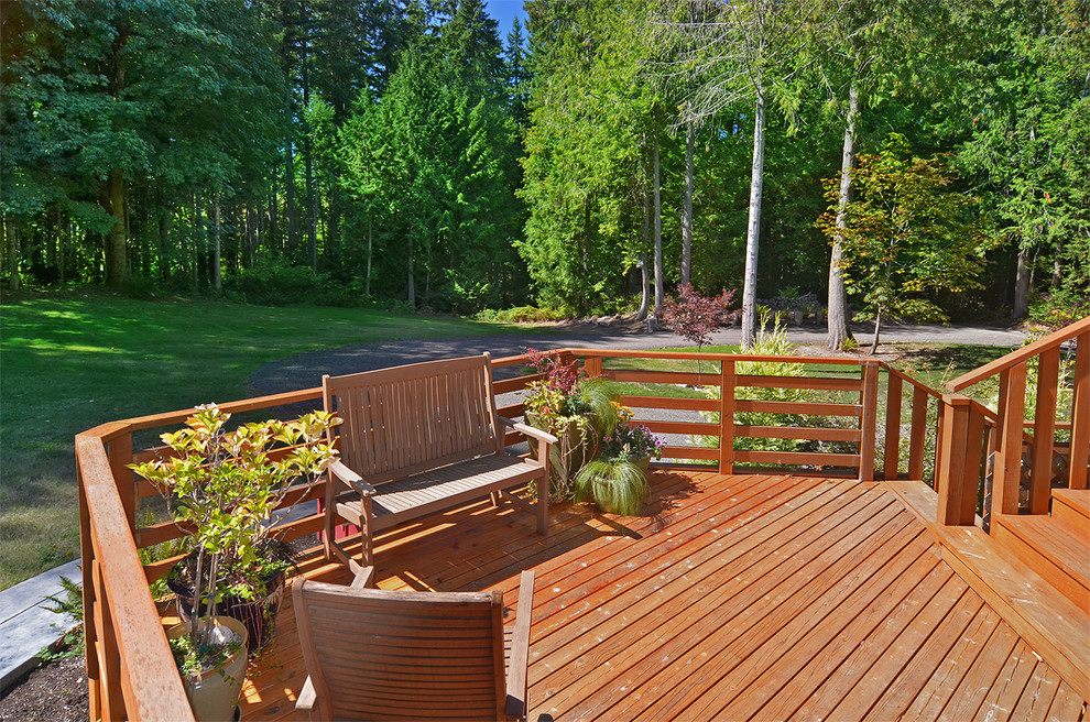 Expansive country deck in Seattle.