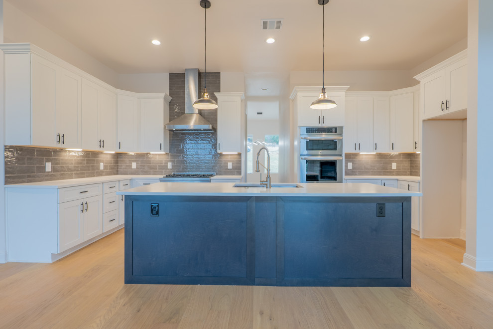 Kitchen - kitchen idea in Austin