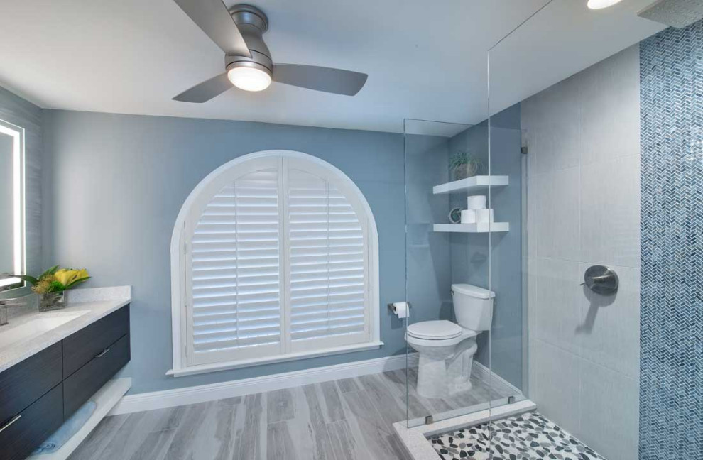Inspiration pour une grande salle de bain principale design en bois foncé avec un placard à porte plane, une douche d'angle, WC séparés, un carrelage bleu, des carreaux de céramique, un mur bleu, un sol en carrelage de céramique, un lavabo encastré, un plan de toilette en quartz modifié, un sol gris, aucune cabine, un plan de toilette blanc, meuble simple vasque et meuble-lavabo suspendu.