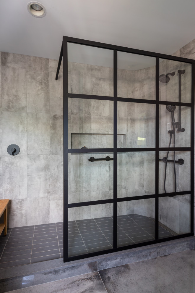 Idee per una stanza da bagno con doccia industriale con doccia aperta, piastrelle grigie, piastrelle in ceramica, pareti grigie, pavimento in cementine, pavimento grigio e doccia aperta