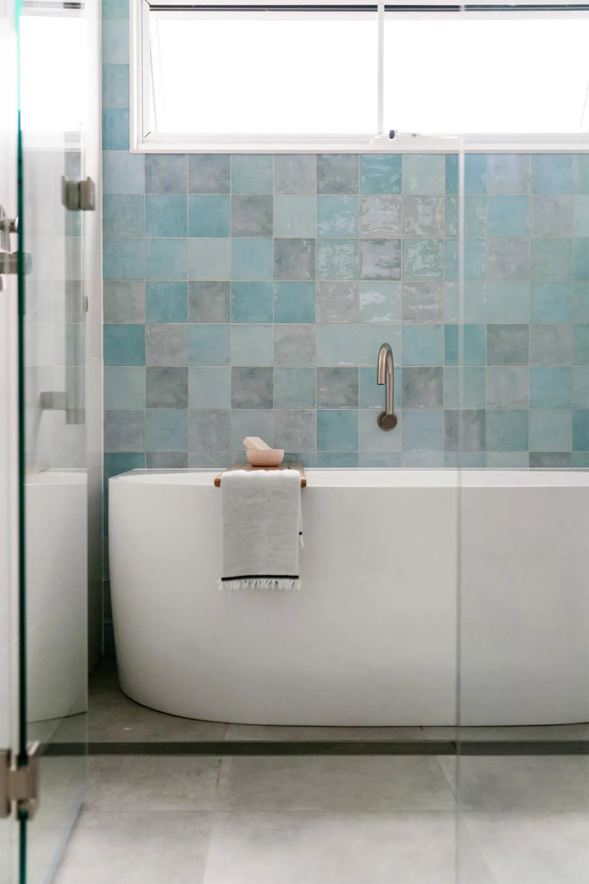 Idéer för att renovera ett stort funkis vit vitt en-suite badrum, med möbel-liknande, skåp i mellenmörkt trä, ett fristående badkar, våtrum, en vägghängd toalettstol, vit kakel, skifferkakel, vita väggar, klinkergolv i porslin, ett fristående handfat, bänkskiva i akrylsten, grått golv och dusch med gångjärnsdörr