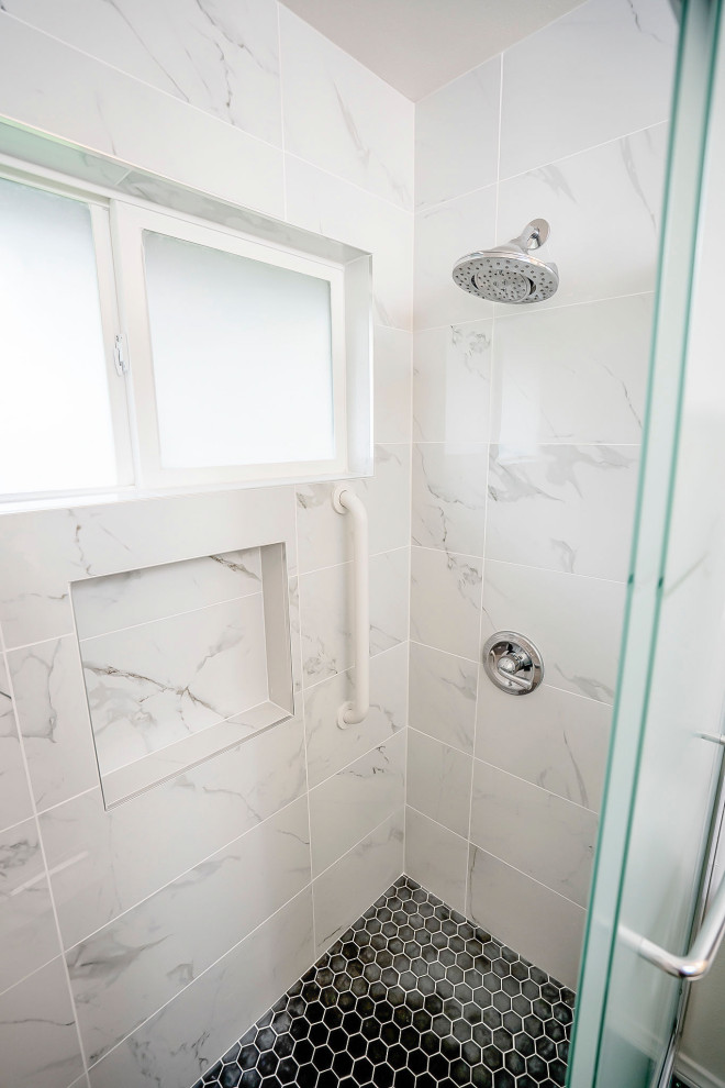Идея дизайна: маленькая ванная комната в стиле модернизм с накладной ванной, двойным душем, белой плиткой, мраморной плиткой, белыми стенами, душевой кабиной, душем с распашными дверями и тумбой под одну раковину для на участке и в саду
