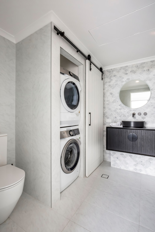Idéer för ett mellanstort modernt svart en-suite badrum, med möbel-liknande, skåp i mörkt trä, en toalettstol med hel cisternkåpa, grå kakel, keramikplattor, grå väggar, klinkergolv i porslin, ett fristående handfat, bänkskiva i akrylsten, grått golv och med dusch som är öppen