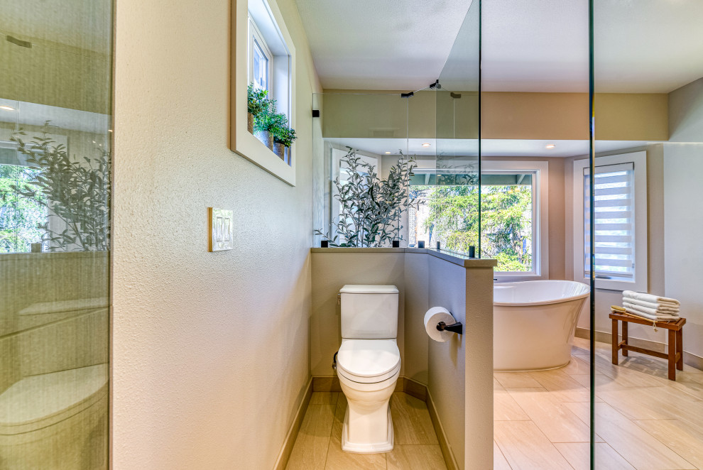 Пример оригинального дизайна: большая главная, серо-белая ванная комната в классическом стиле с фасадами с декоративным кантом, коричневыми фасадами, отдельно стоящей ванной, угловым душем, раздельным унитазом, серой плиткой, керамогранитной плиткой, серыми стенами, полом из керамогранита, врезной раковиной, столешницей из кварцита, серым полом, душем с распашными дверями, белой столешницей, нишей, тумбой под две раковины, напольной тумбой, любым потолком и любой отделкой стен