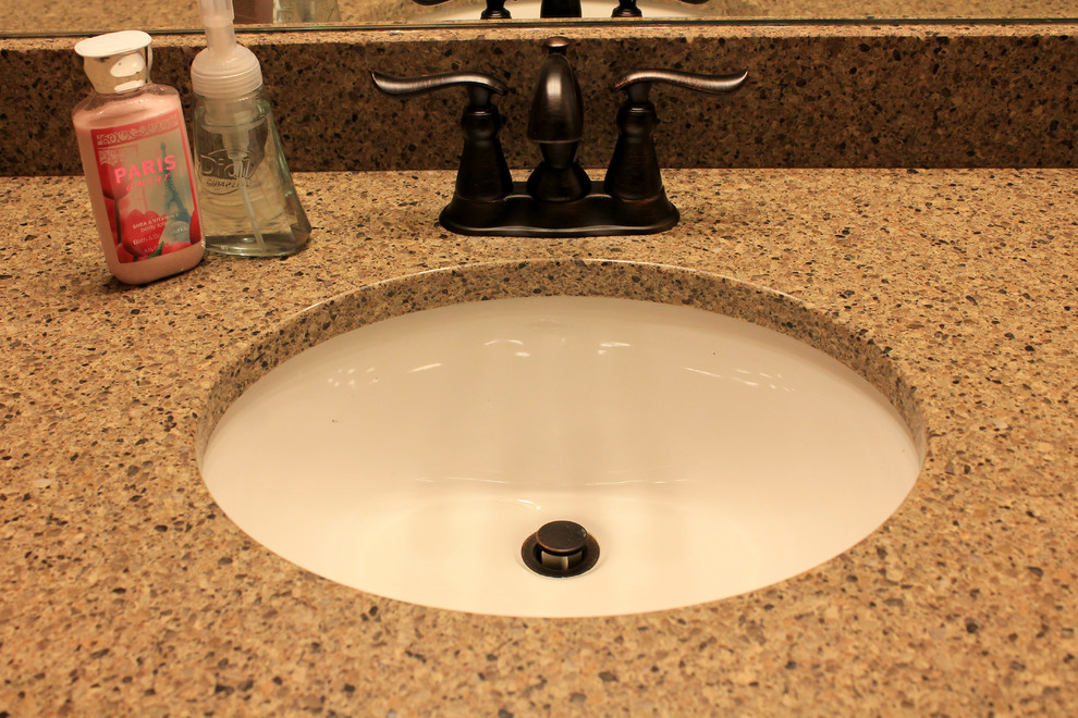 Example of a mountain style bathroom design in Chicago