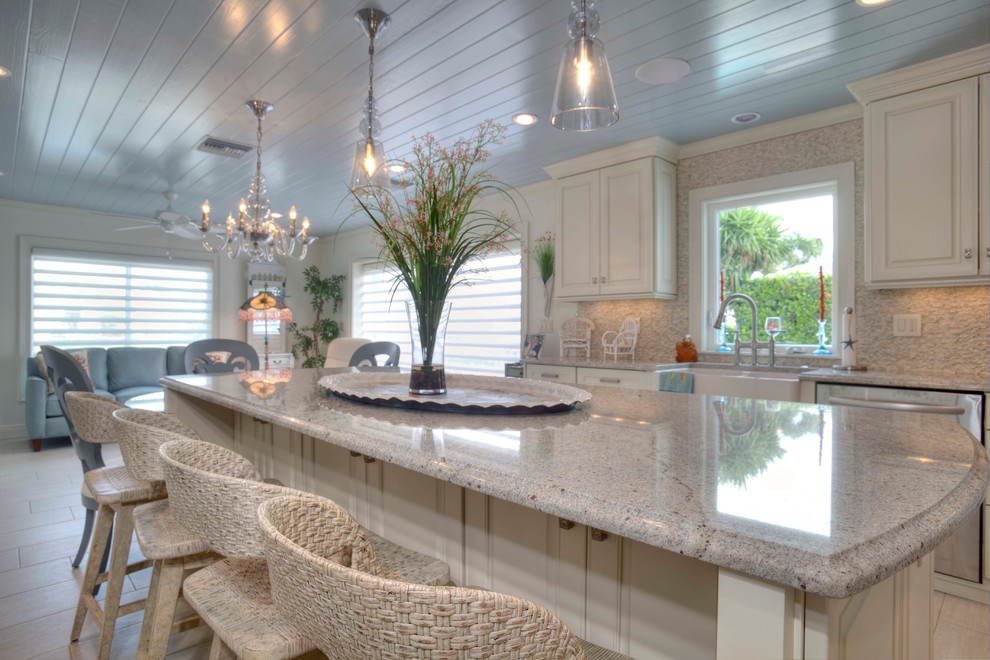 Transitional kitchen photo in Tampa