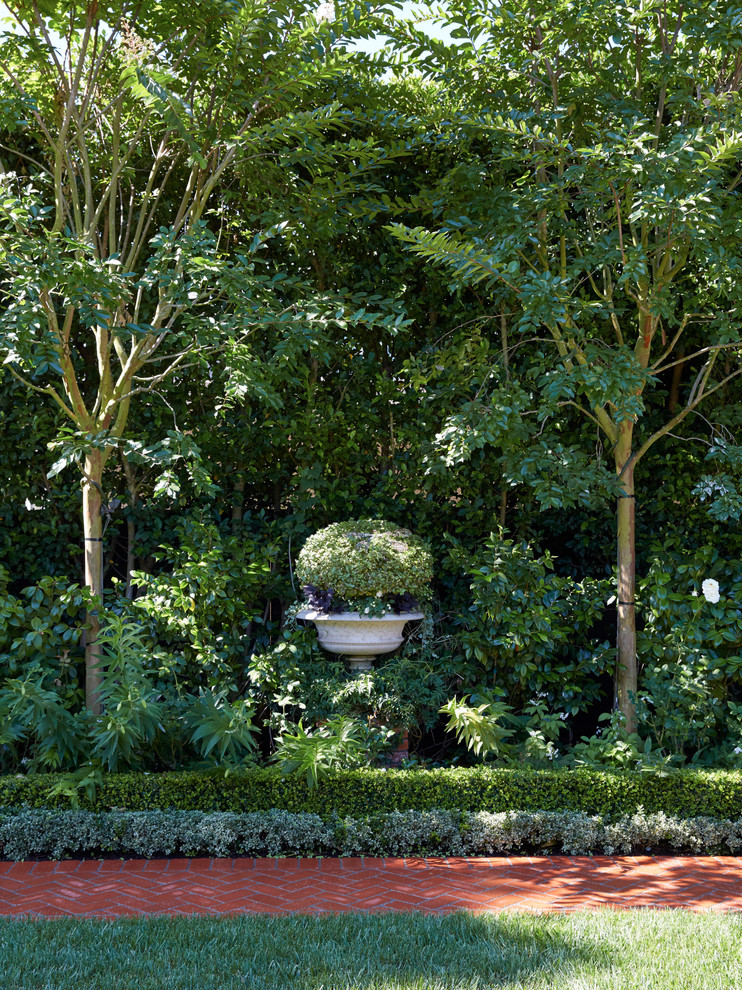 Inspiration for a traditional garden in Orange County.