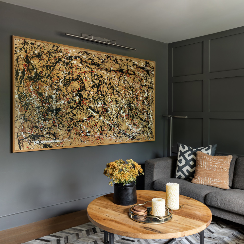 Ispirazione per un soggiorno design chiuso con pareti grigie, parquet chiaro, TV a parete e pavimento marrone
